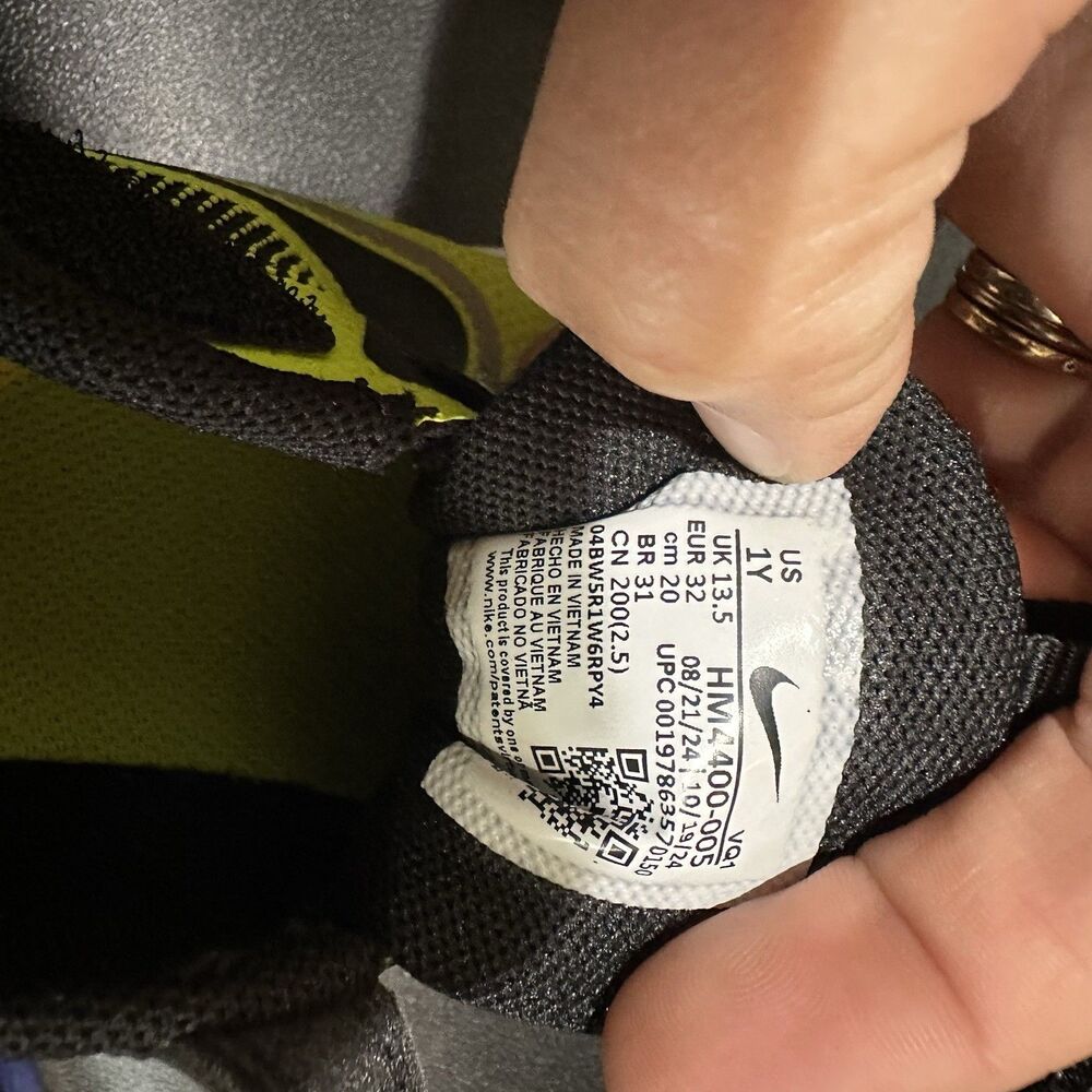 Nike Cosmic Runner PSV Kids Black Volt White Hook & Loop Low Top Sneaker 1Y - Picture 9 of 11